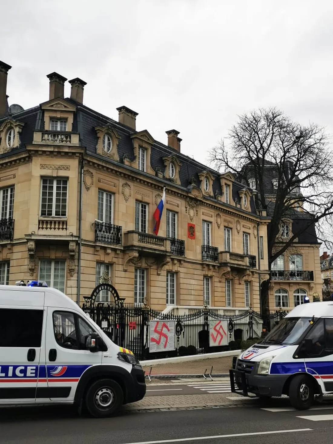 Le Consulat général de Russie a été tagué de croix gammées 